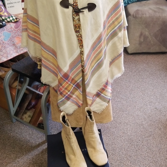 Western Look Cape - Picture 2 of 6